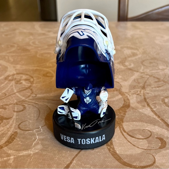 2009 McDonald’s Toronto Maple Leafs Vesa Toskala figure - Picture 1 of 7